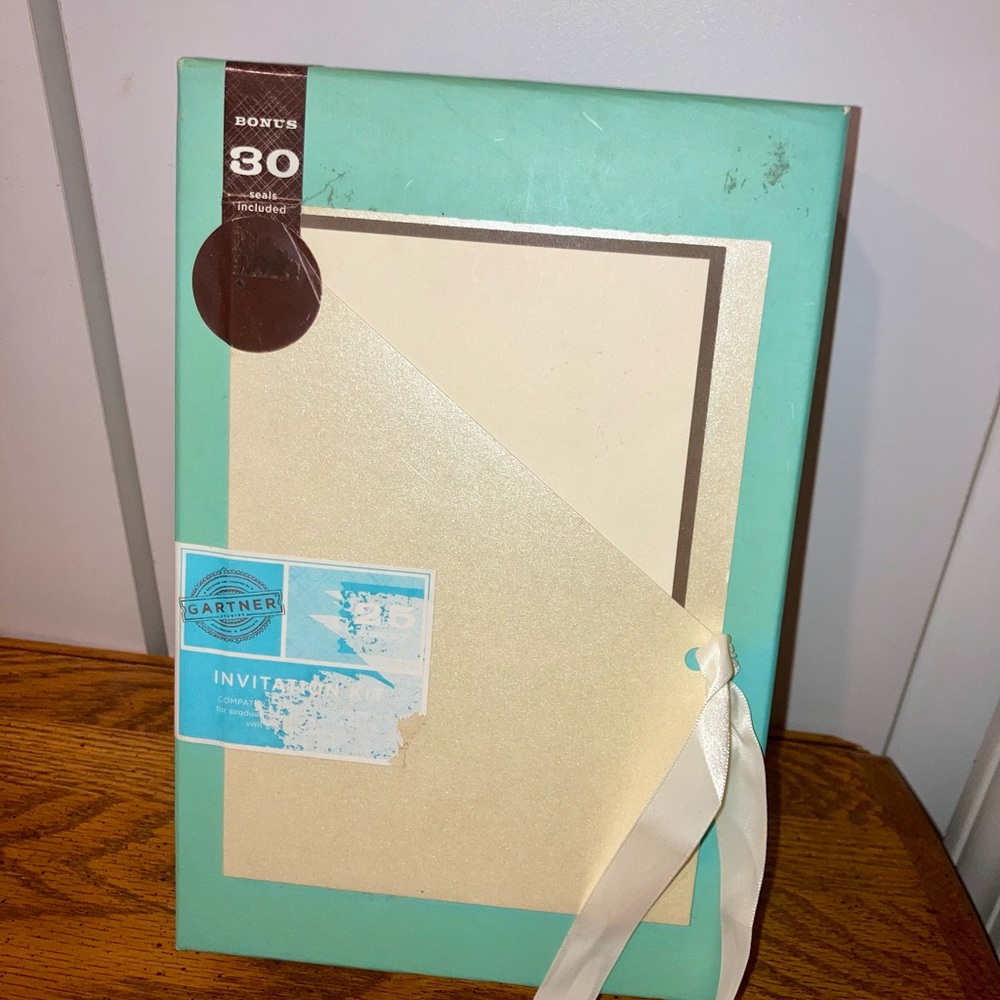 Gartner Studios t Invitation Kit Gold Jacket - 25 Ct NIB